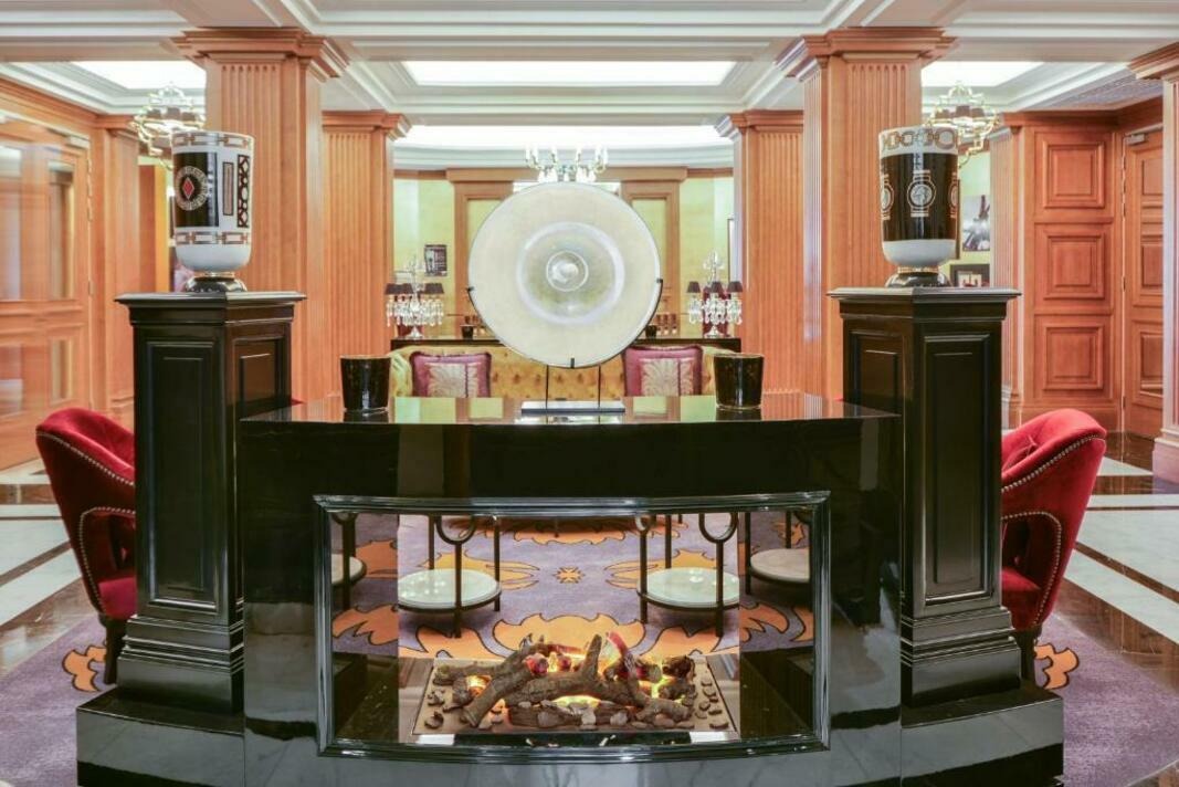 Wieczorna atmosfera w stylowo zaaranżowanym wnętrzu restauracji